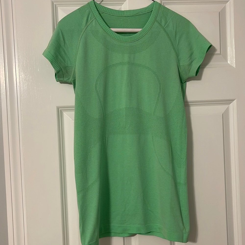 Lulu Lemon work out t shirt Size 8
